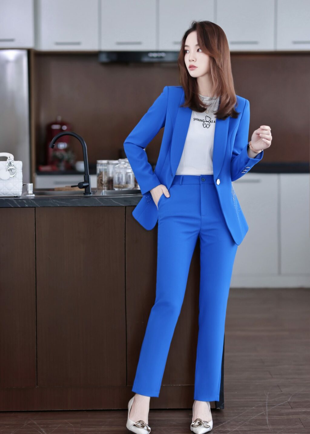 ชุดสูททำงานผู้หญิงสีน้ำเงินปกกล้วยแต่งเพชรพร้อมกางเกง
