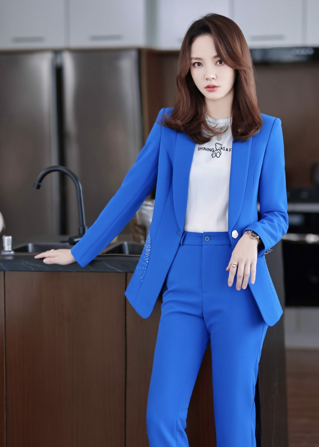 ชุดสูททำงานผู้หญิงสีน้ำเงินปกกล้วยแต่งเพชรพร้อมกางเกง