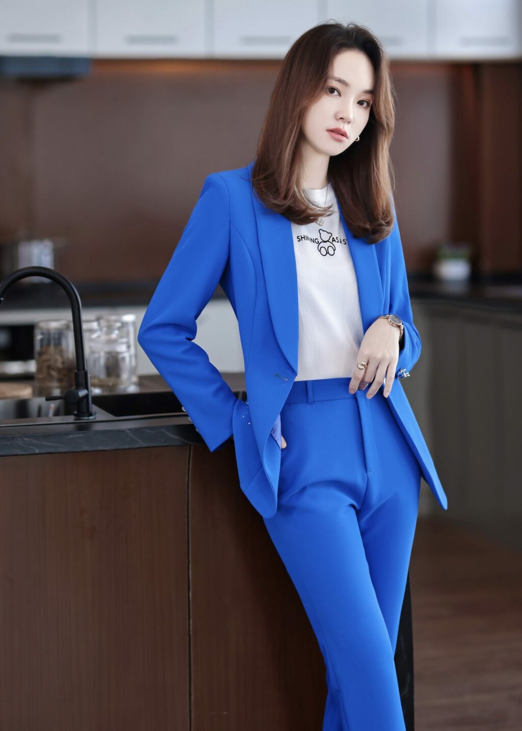 ชุดสูททำงานผู้หญิงสีน้ำเงินปกกล้วยแต่งเพชรพร้อมกางเกง