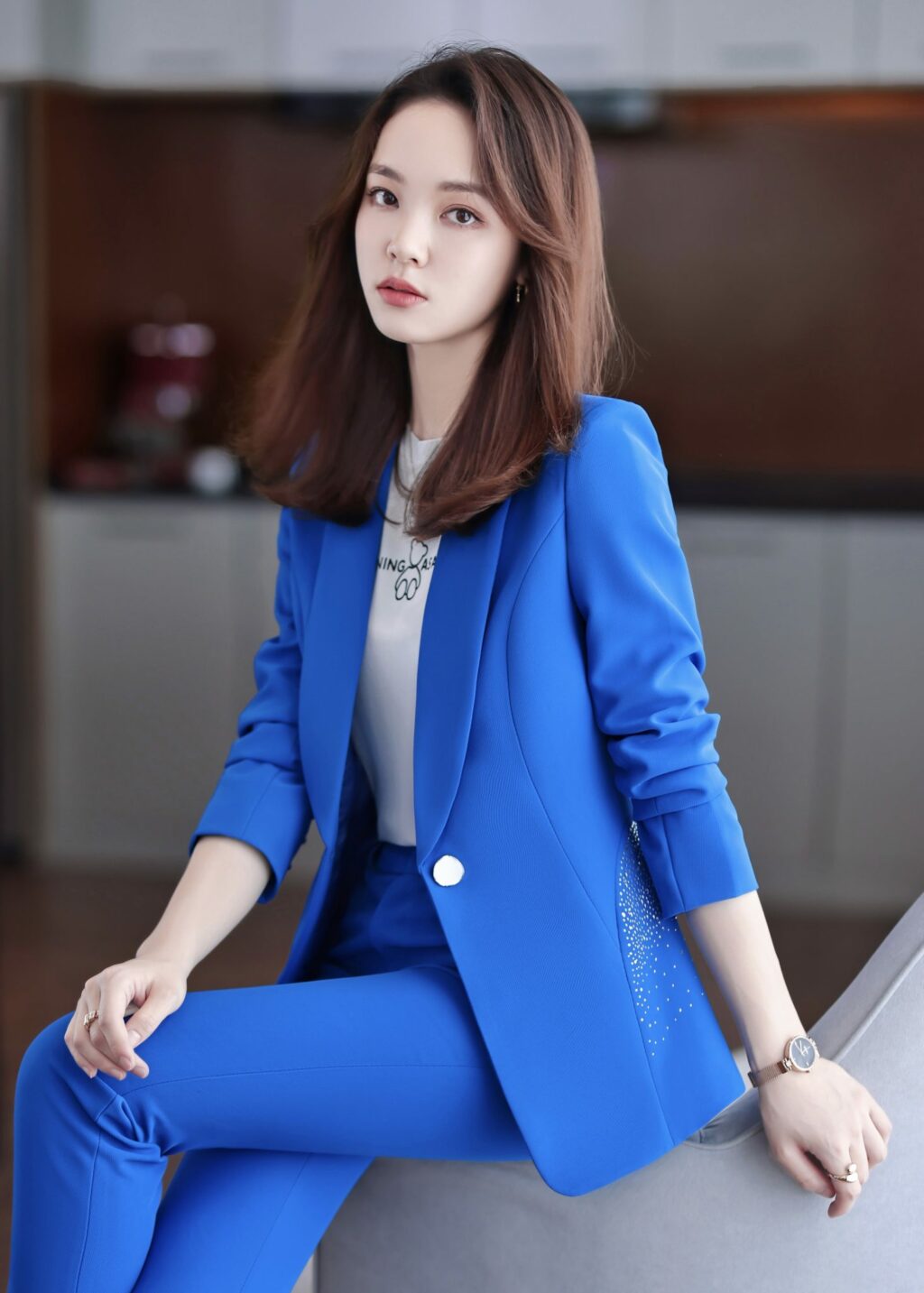 ชุดสูททำงานผู้หญิงสีน้ำเงินปกกล้วยแต่งเพชรพร้อมกางเกง