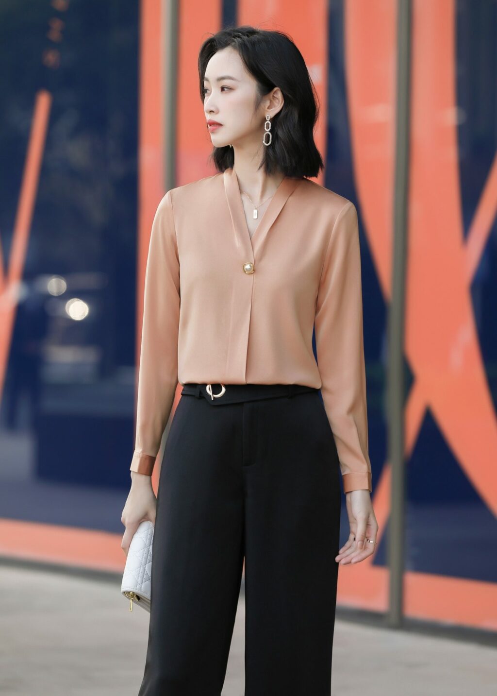เสื้อเชิ้ตทำงานผู้หญิงสีส้มพีชคอวีแต่งมุกแขนยาว