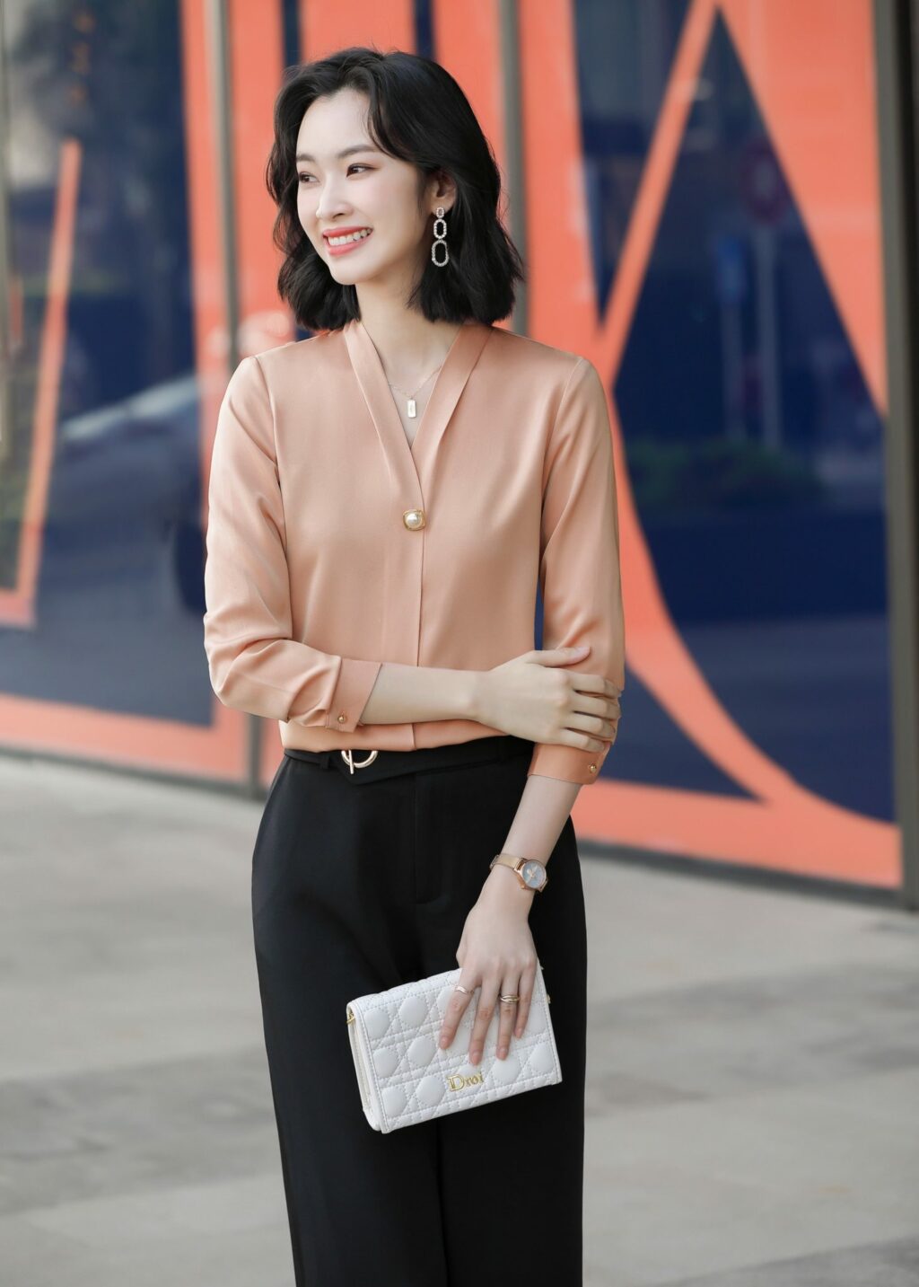 เสื้อเชิ้ตทำงานผู้หญิงสีส้มพีชคอวีแต่งมุกแขนยาว