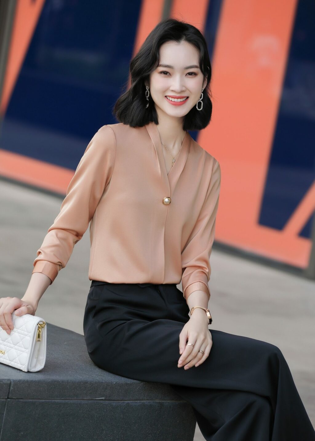 เสื้อเชิ้ตทำงานผู้หญิงสีส้มพีชคอวีแต่งมุกแขนยาว
