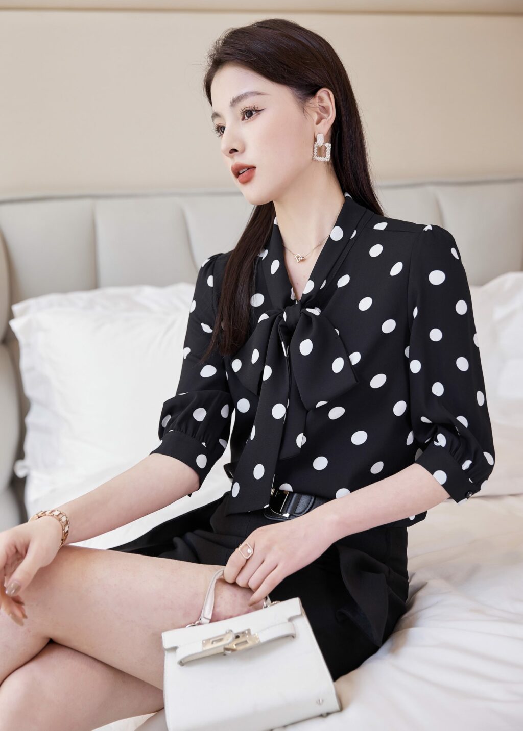 เสื้อเชิ้ตทำงานผู้หญิงสีดำคอวีลายจุดขาวแขนสั้น