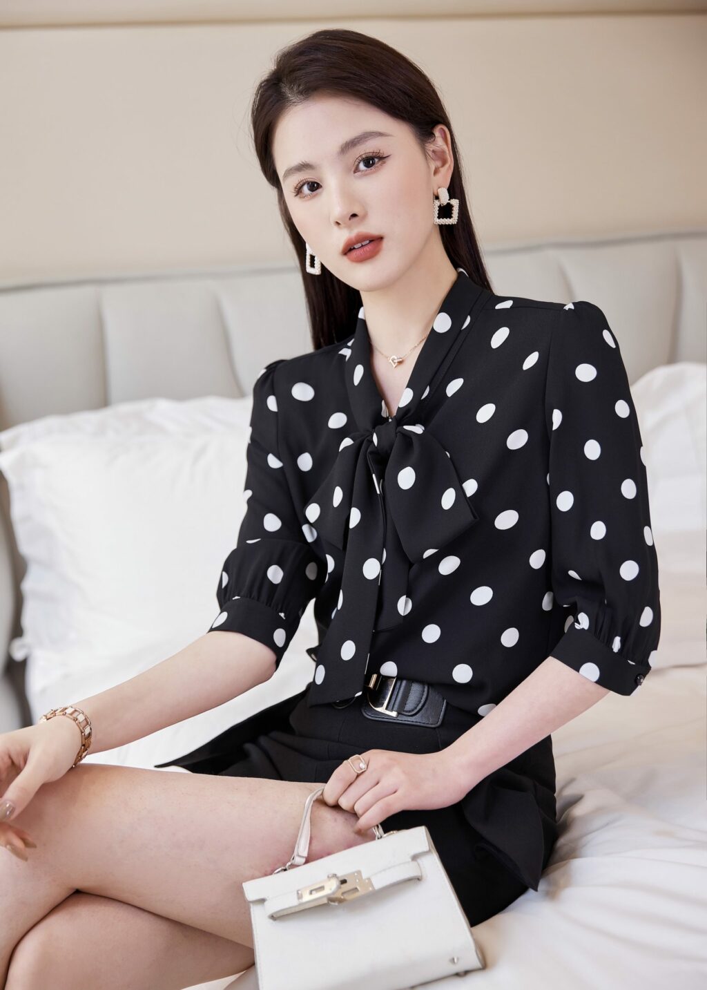 เสื้อเชิ้ตทำงานผู้หญิงสีดำคอวีลายจุดขาวแขนสั้น