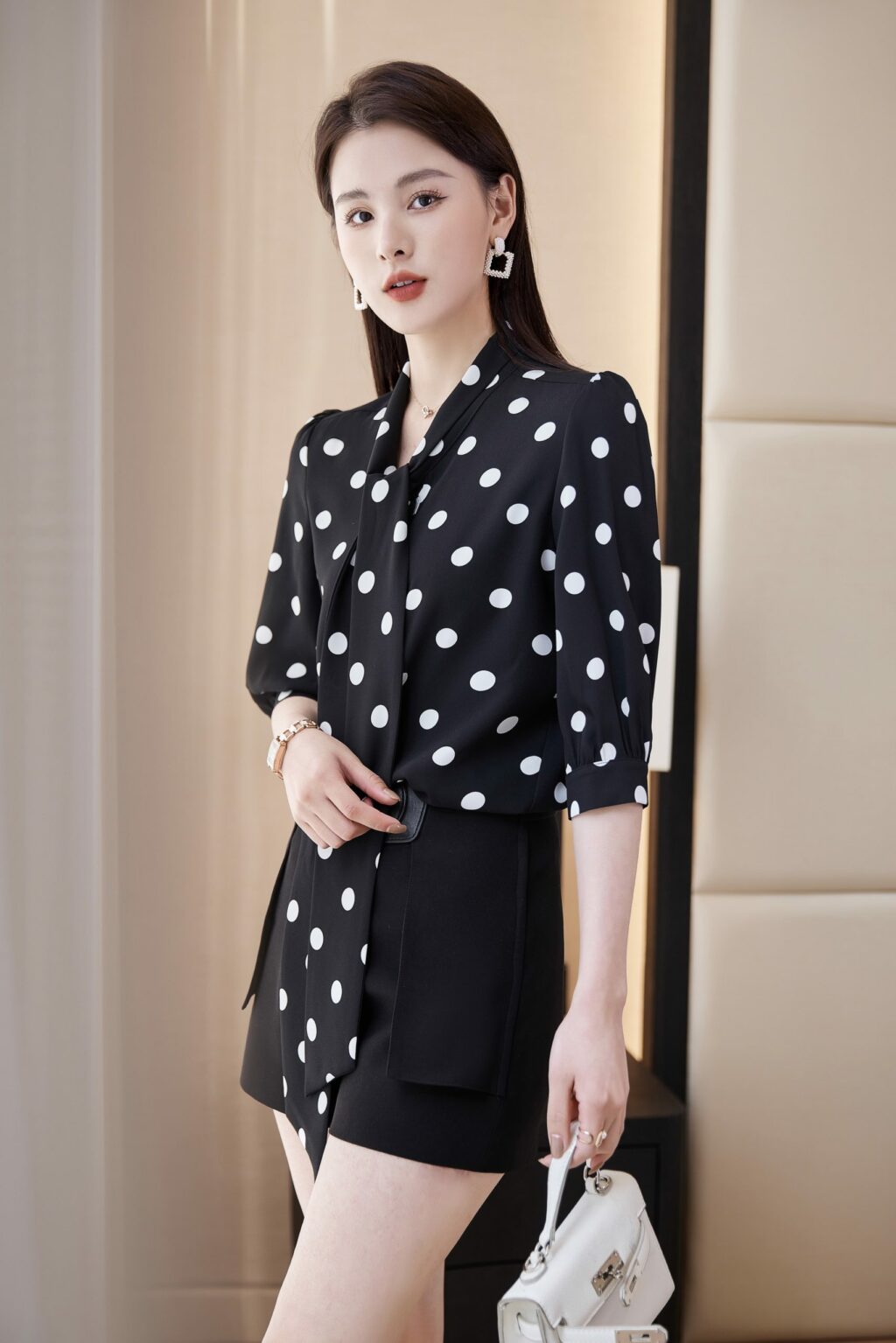 เสื้อเชิ้ตทำงานผู้หญิงสีดำคอวีลายจุดขาวแขนสั้น