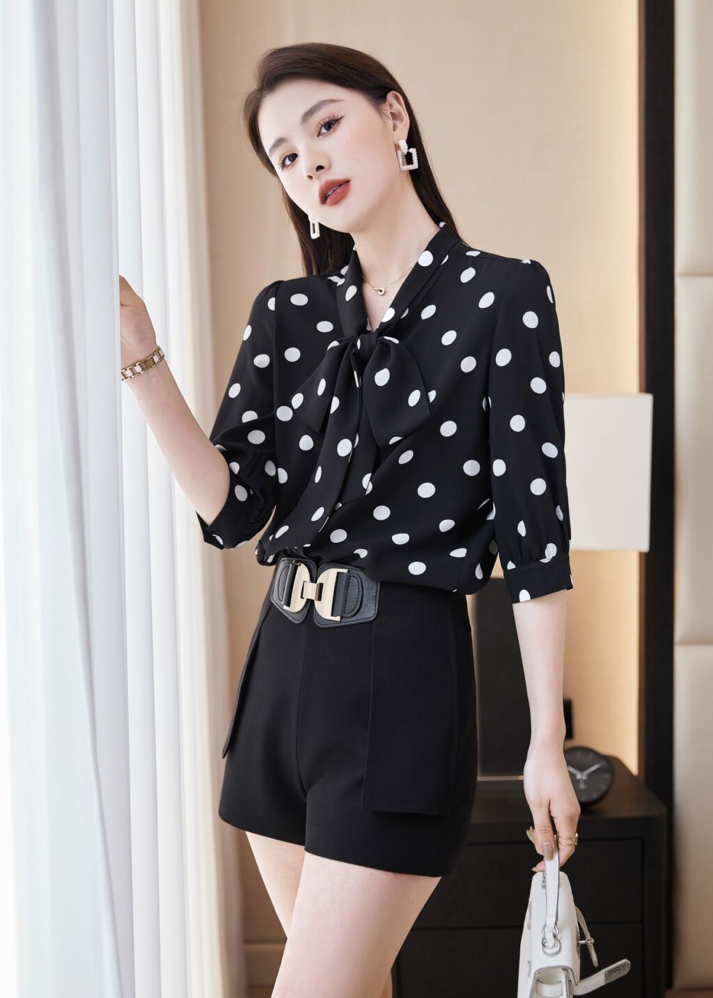 เสื้อเชิ้ตทำงานผู้หญิงสีดำคอวีลายจุดขาวแขนสั้น