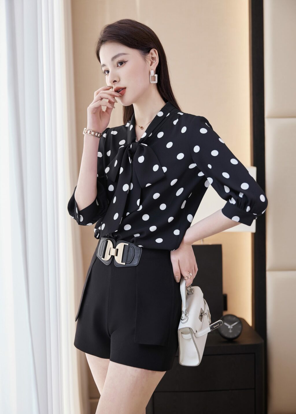 เสื้อเชิ้ตทำงานผู้หญิงสีดำคอวีลายจุดขาวแขนสั้น