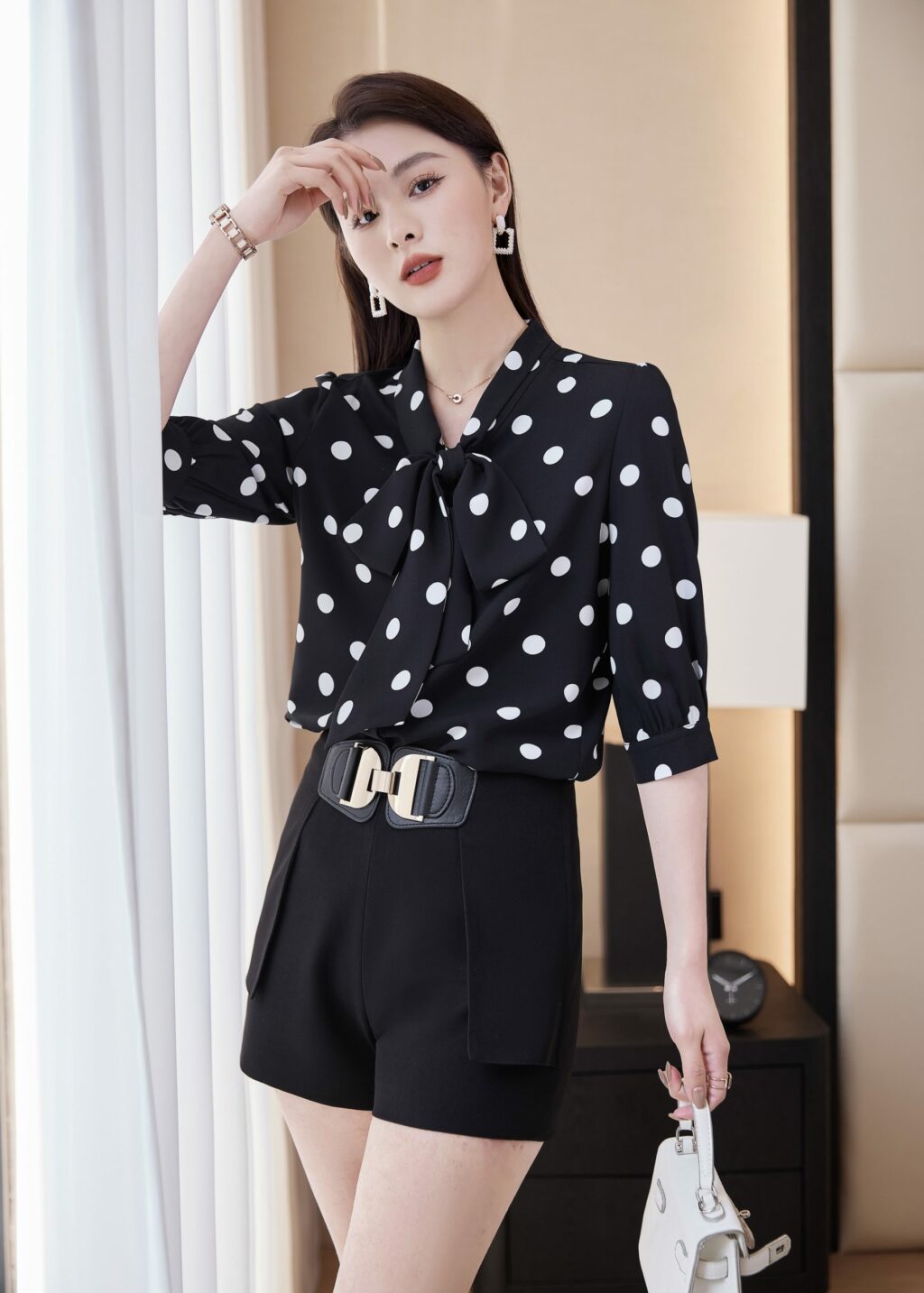 เสื้อเชิ้ตทำงานผู้หญิงสีดำคอวีลายจุดขาวแขนสั้น