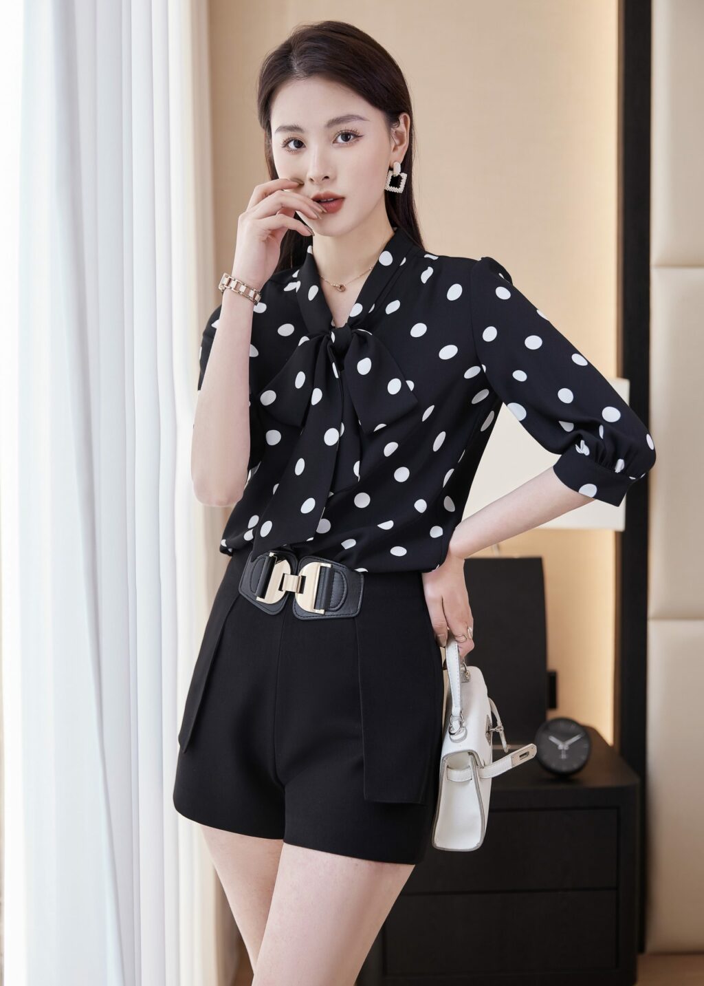 เสื้อเชิ้ตทำงานผู้หญิงสีดำคอวีลายจุดขาวแขนสั้น