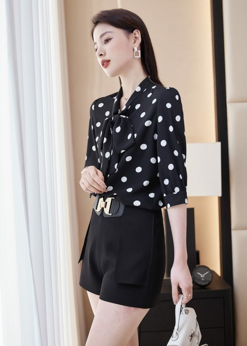 เสื้อเชิ้ตทำงานผู้หญิงสีดำคอวีลายจุดขาวแขนสั้น
