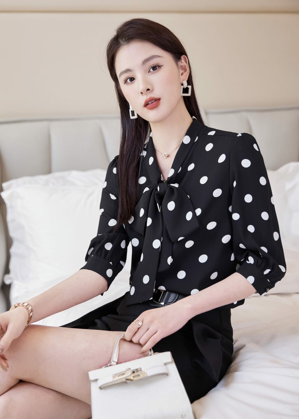 เสื้อเชิ้ตทำงานผู้หญิงสีดำคอวีลายจุดขาวแขนสั้น