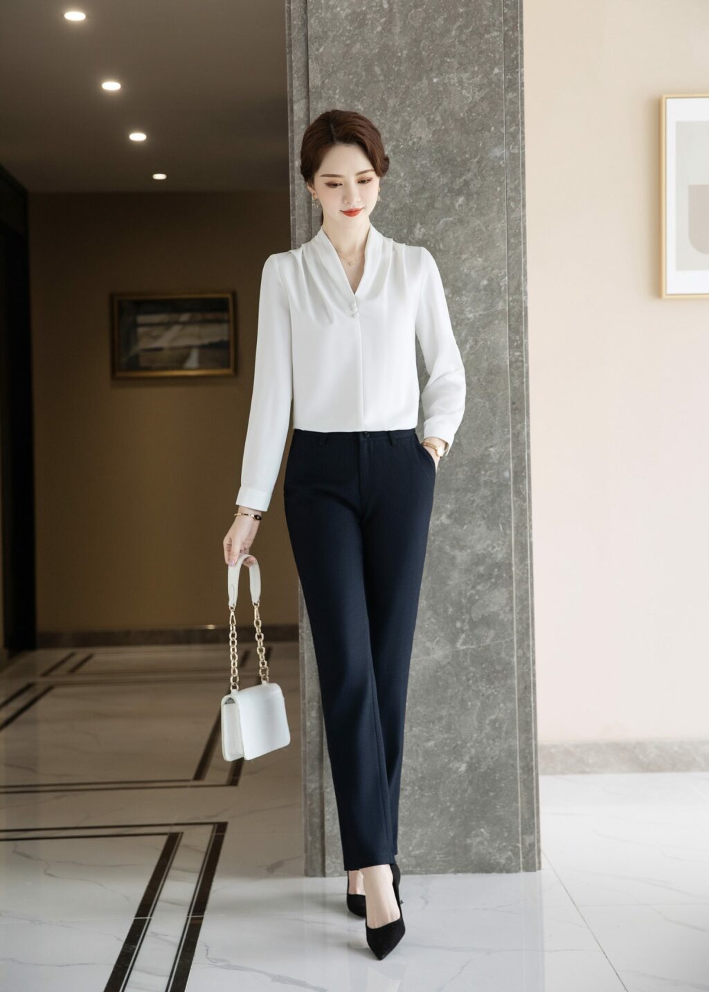 เสื้อเชิ้ตทำงานผู้หญิงสีขาวคอแต่งกระดุมเรียงแขนยาว