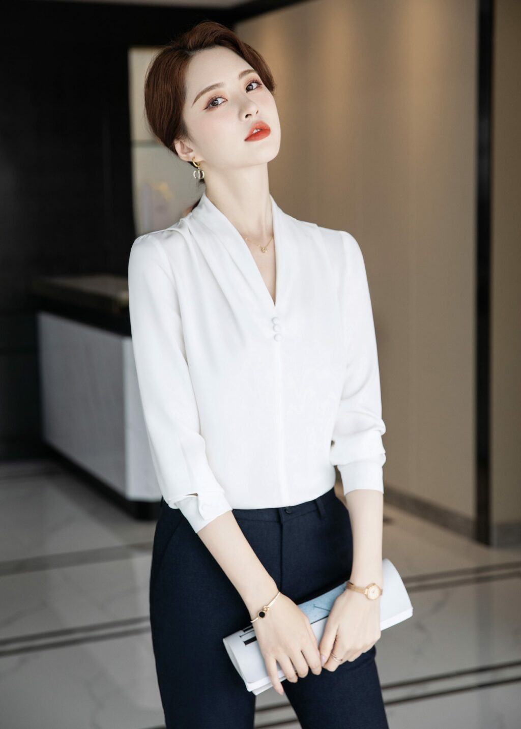 เสื้อเชิ้ตทำงานผู้หญิงสีขาวคอแต่งกระดุมเรียงแขนยาว