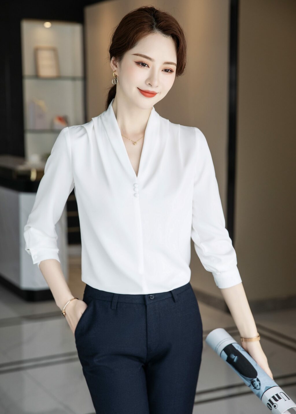 เสื้อเชิ้ตทำงานผู้หญิงสีขาวคอแต่งกระดุมเรียงแขนยาว