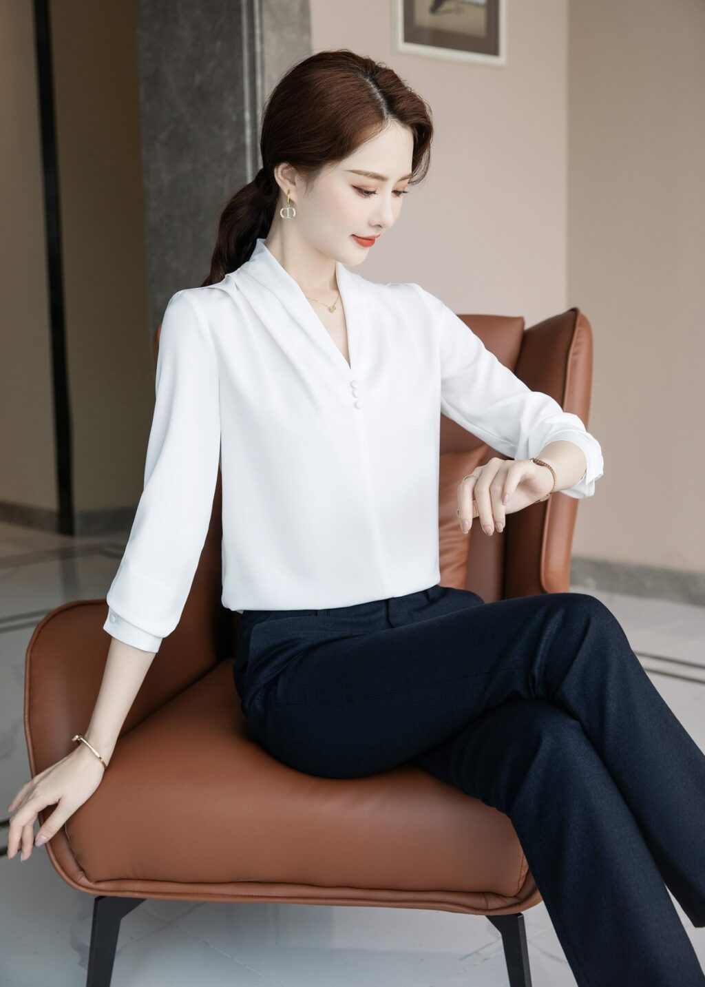 เสื้อเชิ้ตทำงานผู้หญิงสีขาวคอแต่งกระดุมเรียงแขนยาว