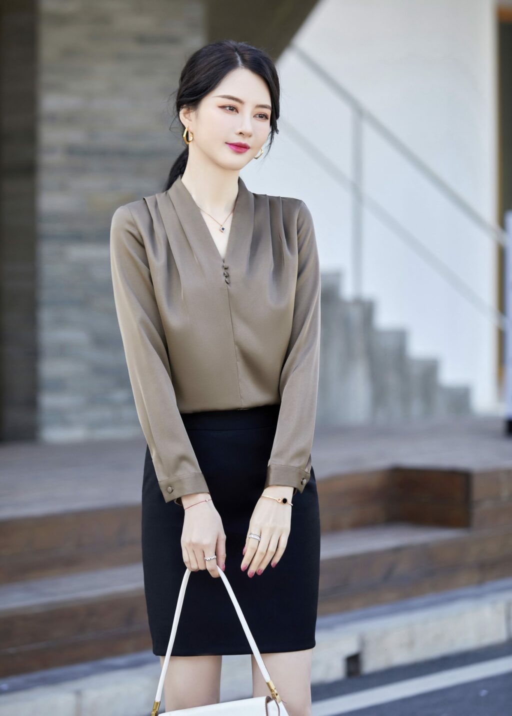 PN2929-4 เสื้อเชิ้ตทำงานผู้หญิงสีน้ำตาลเบจเข้มคอแต่งกระดุมเรียงแขนยาว