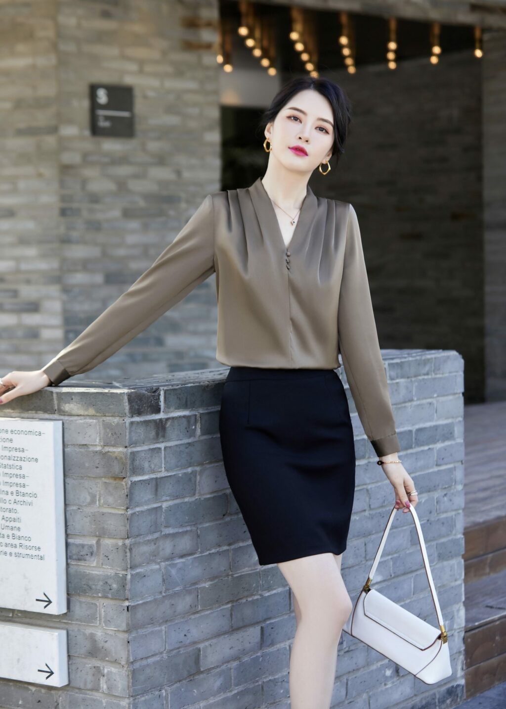 PN2929-5 เสื้อเชิ้ตทำงานผู้หญิงสีน้ำตาลเบจเข้มคอแต่งกระดุมเรียงแขนยาว