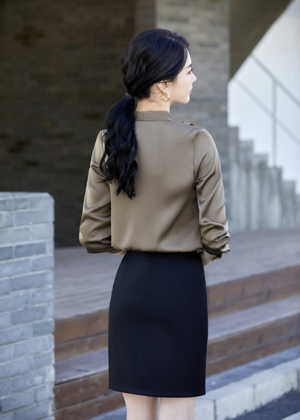PN2929-8 เสื้อเชิ้ตทำงานผู้หญิงสีน้ำตาลเบจเข้มคอแต่งกระดุมเรียงแขนยาว