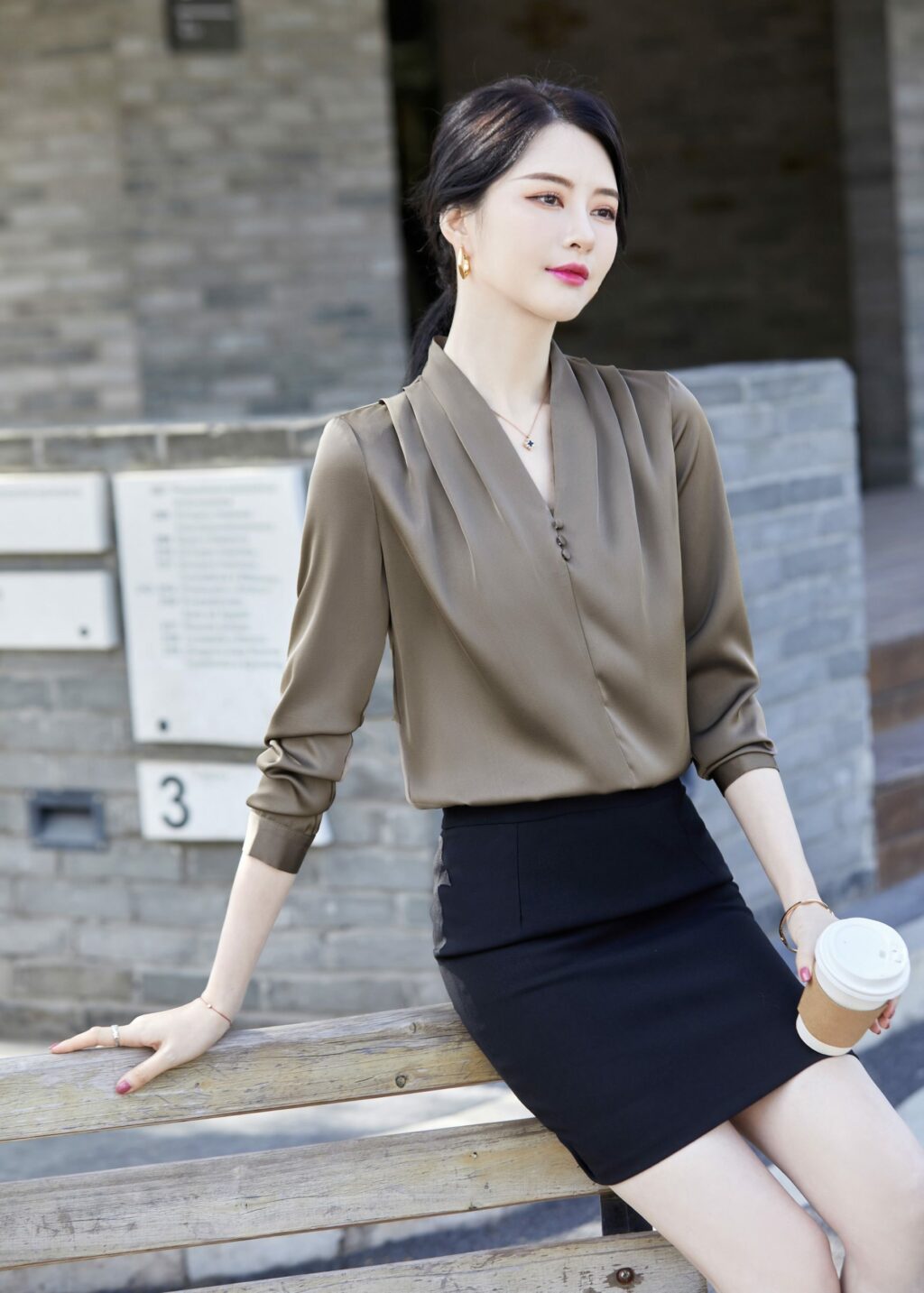 PN2929-9 เสื้อเชิ้ตทำงานผู้หญิงสีน้ำตาลเบจเข้มคอแต่งกระดุมเรียงแขนยาว