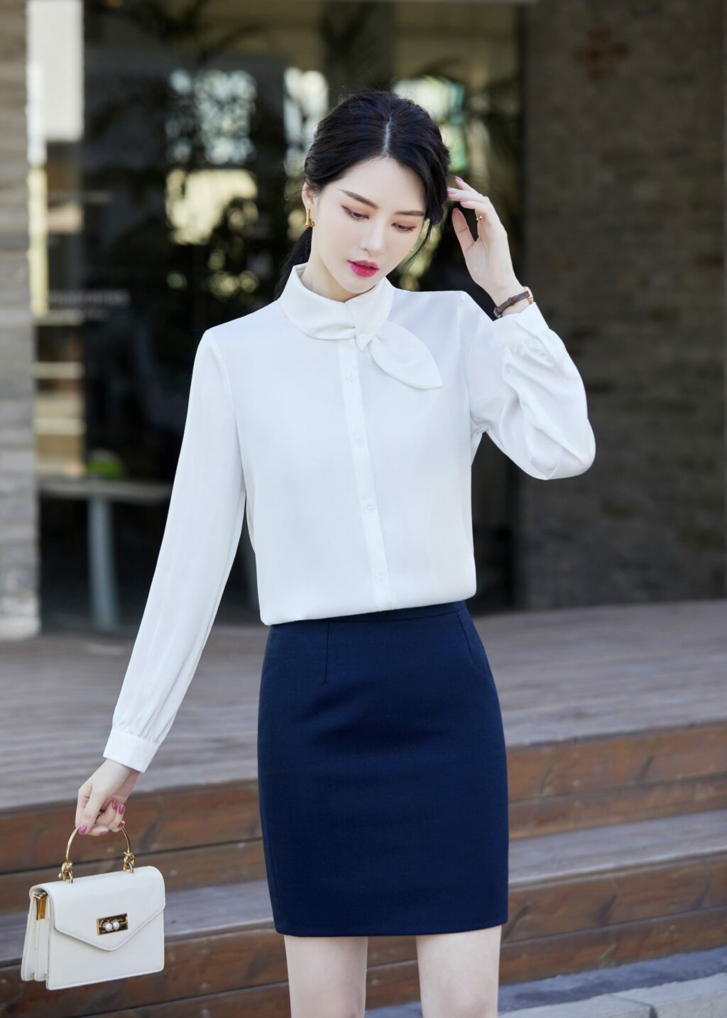 เสื้อเชิ้ตทำงานผู้หญิงสีขาวคอปกติดโบว์แขนยาว