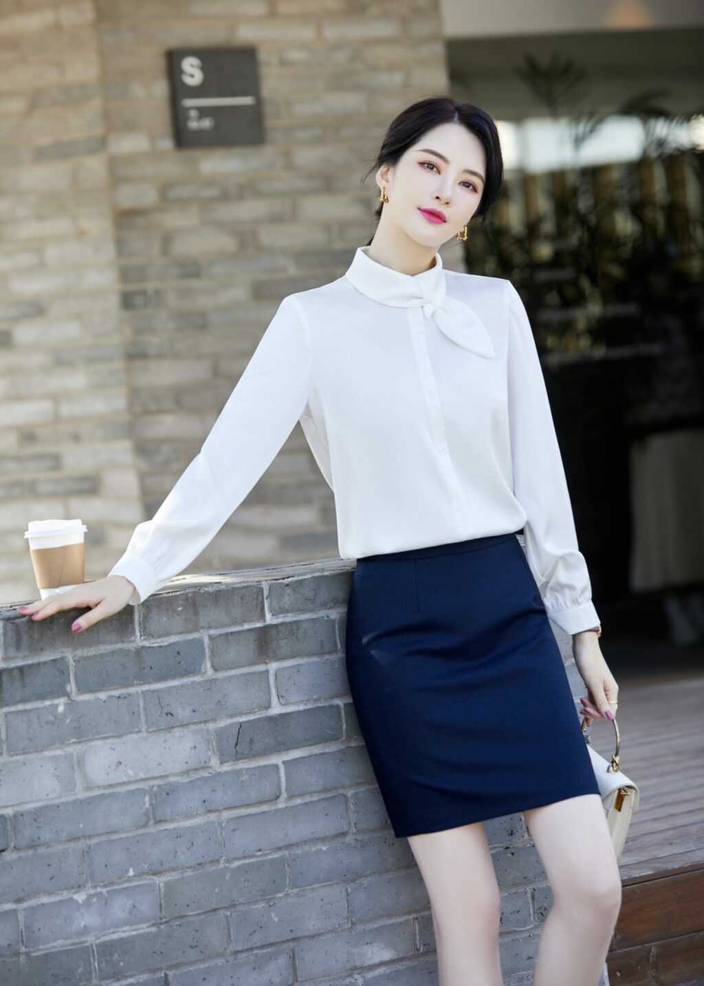 เสื้อเชิ้ตทำงานผู้หญิงสีขาวคอปกติดโบว์แขนยาว