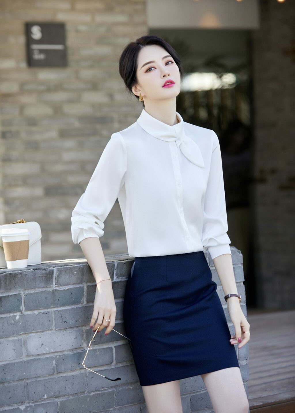เสื้อเชิ้ตทำงานผู้หญิงสีขาวคอปกติดโบว์แขนยาว