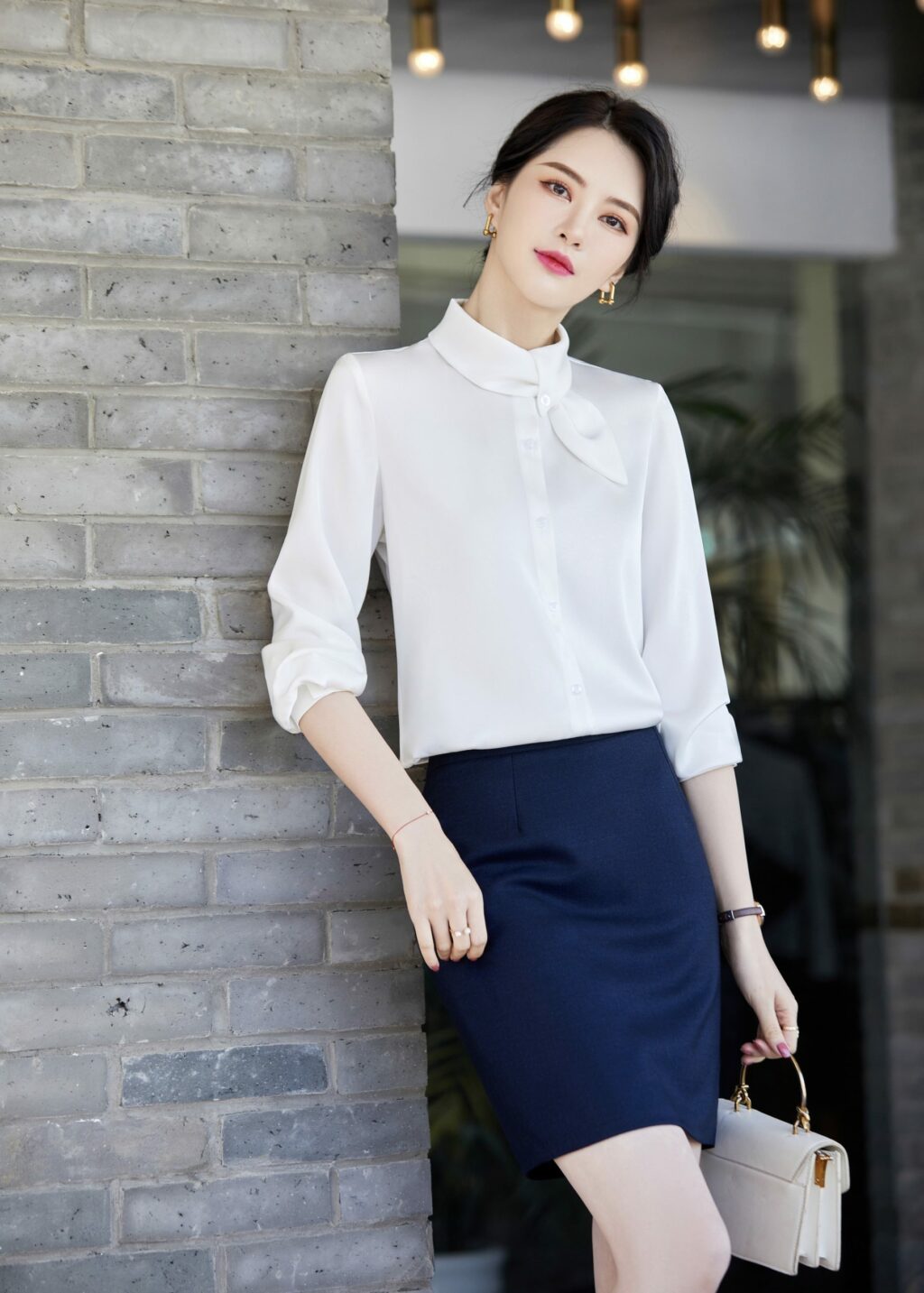 เสื้อเชิ้ตทำงานผู้หญิงสีขาวคอปกติดโบว์แขนยาว