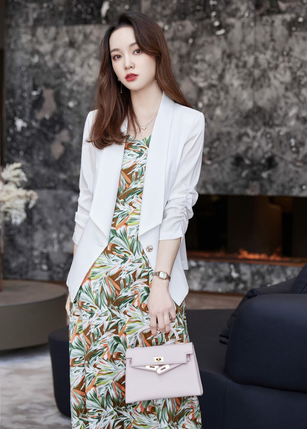 เสื้อเบลเซอร์ผู้หญิงสีขาวปกกล้วยแขนแปดส่วนจับจีบปลายแขน