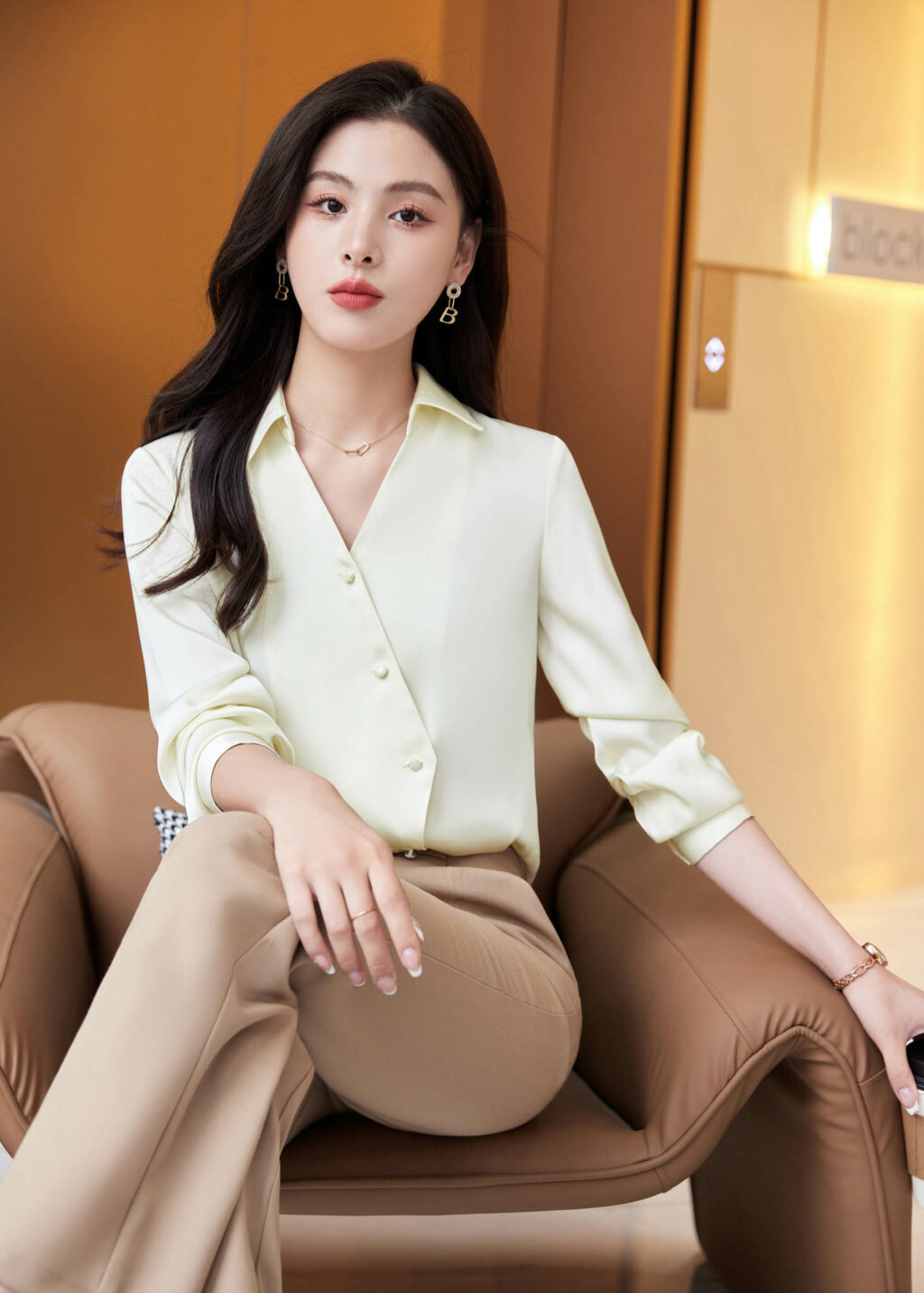 PN3224-8 เสื้อเชิ้ตทำงานผู้หญิงสีเหลืองคอปกแต่งกระดุมเรียงแขนยาว