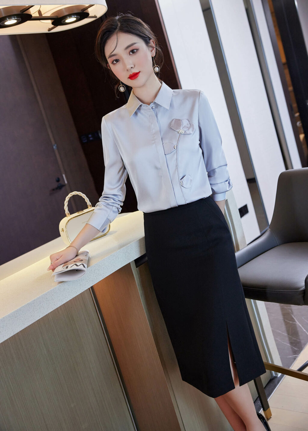 PN3373-10 เสื้อเชิ้ตทำงานผู้หญิงสีฟ้าคอปกแต่งดอกไม้แขนยาว