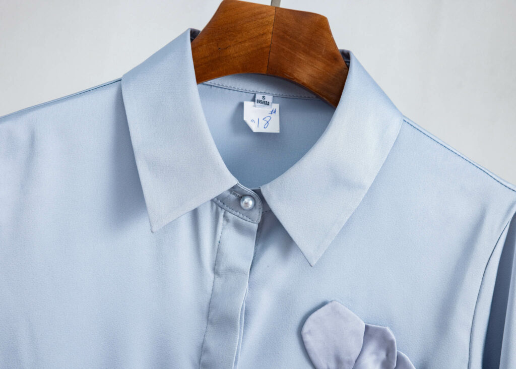 PN3373-11 เสื้อเชิ้ตทำงานผู้หญิงสีฟ้าคอปกแต่งดอกไม้แขนยาว