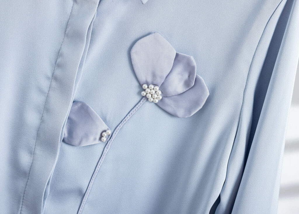 PN3373-12 เสื้อเชิ้ตทำงานผู้หญิงสีฟ้าคอปกแต่งดอกไม้แขนยาว