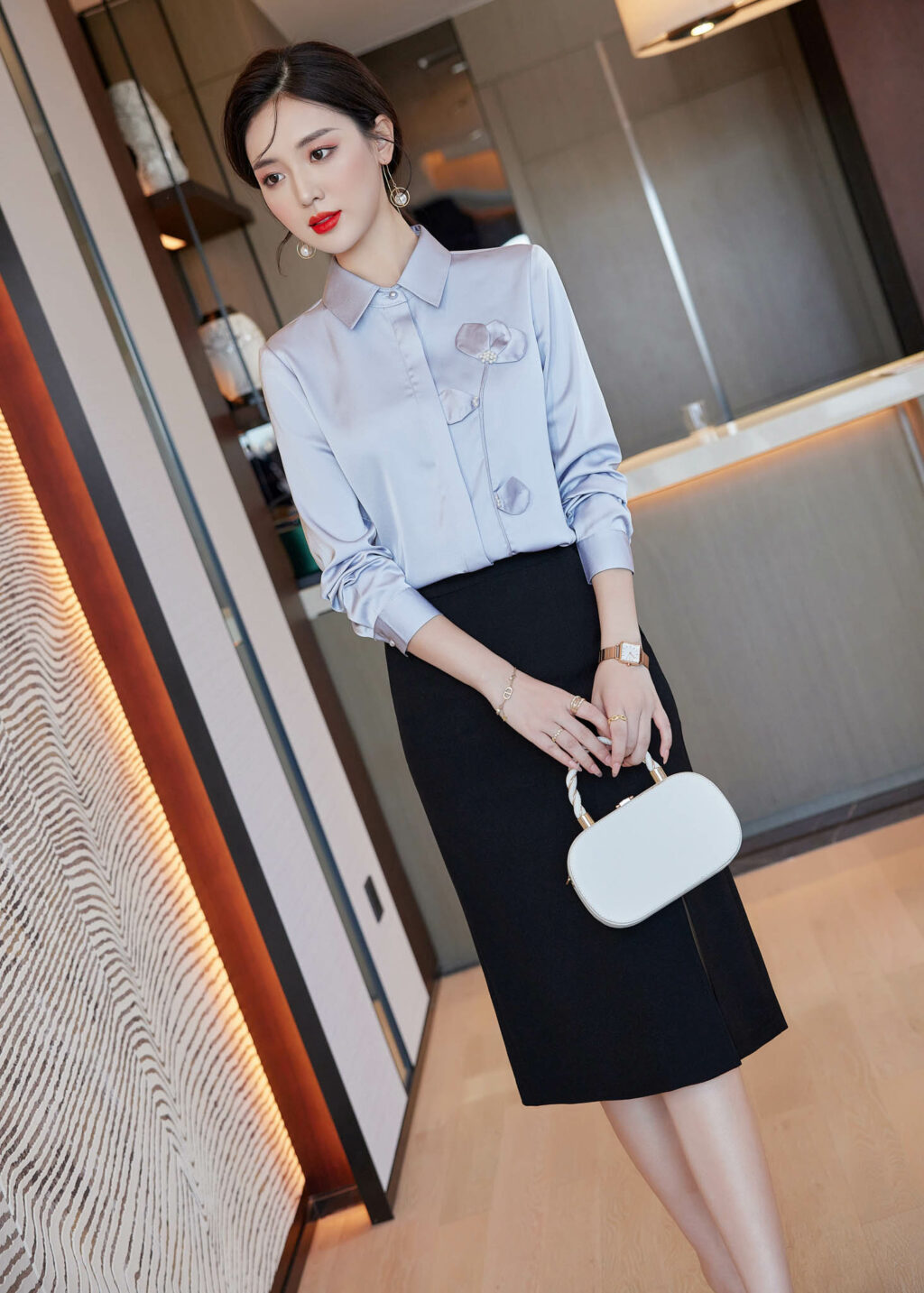 PN3373-3 เสื้อเชิ้ตทำงานผู้หญิงสีฟ้าคอปกแต่งดอกไม้แขนยาว