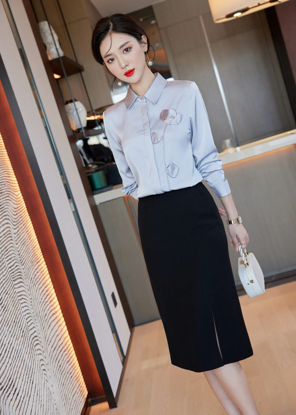 PN3373-4 เสื้อเชิ้ตทำงานผู้หญิงสีฟ้าคอปกแต่งดอกไม้แขนยาว