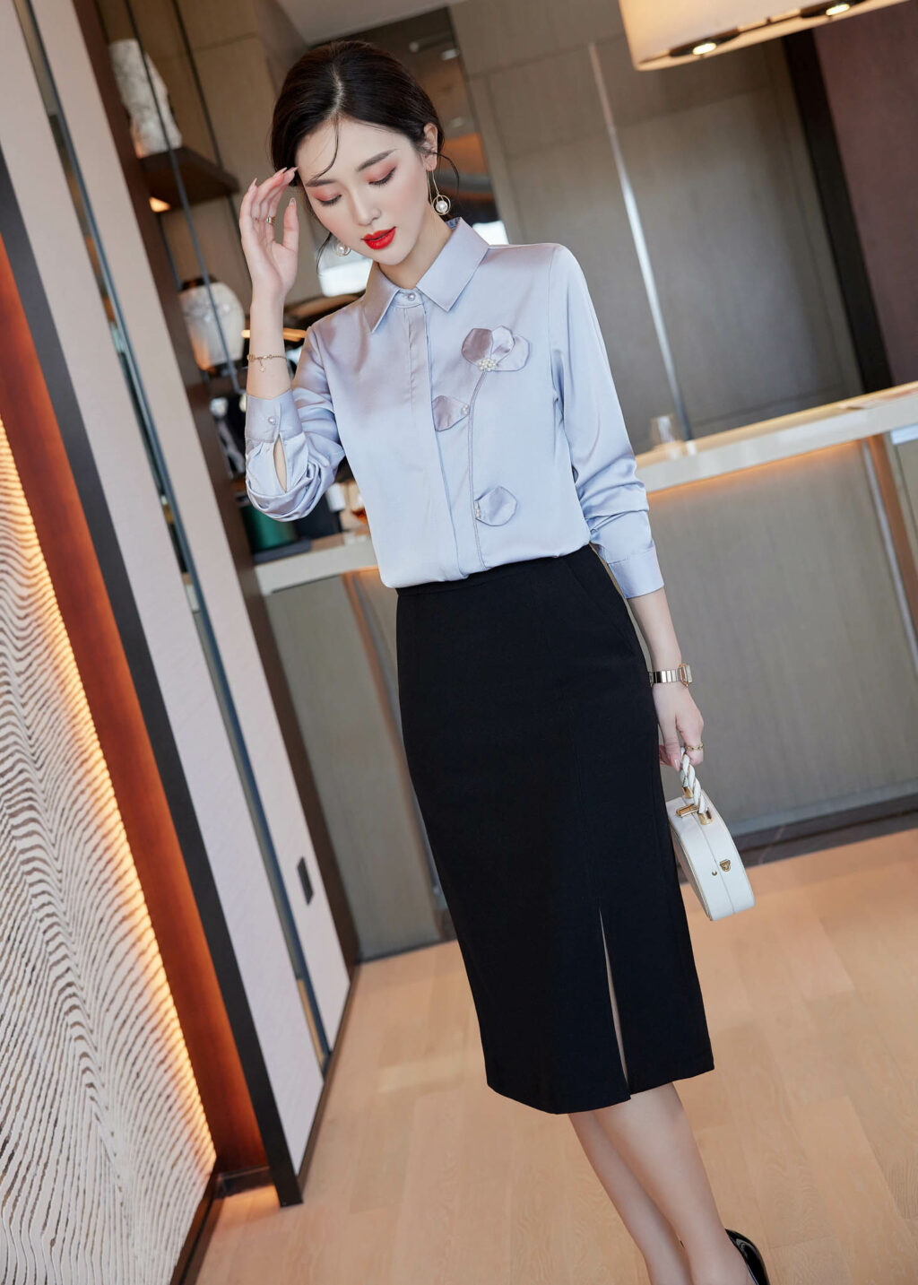 PN3373-5 เสื้อเชิ้ตทำงานผู้หญิงสีฟ้าคอปกแต่งดอกไม้แขนยาว