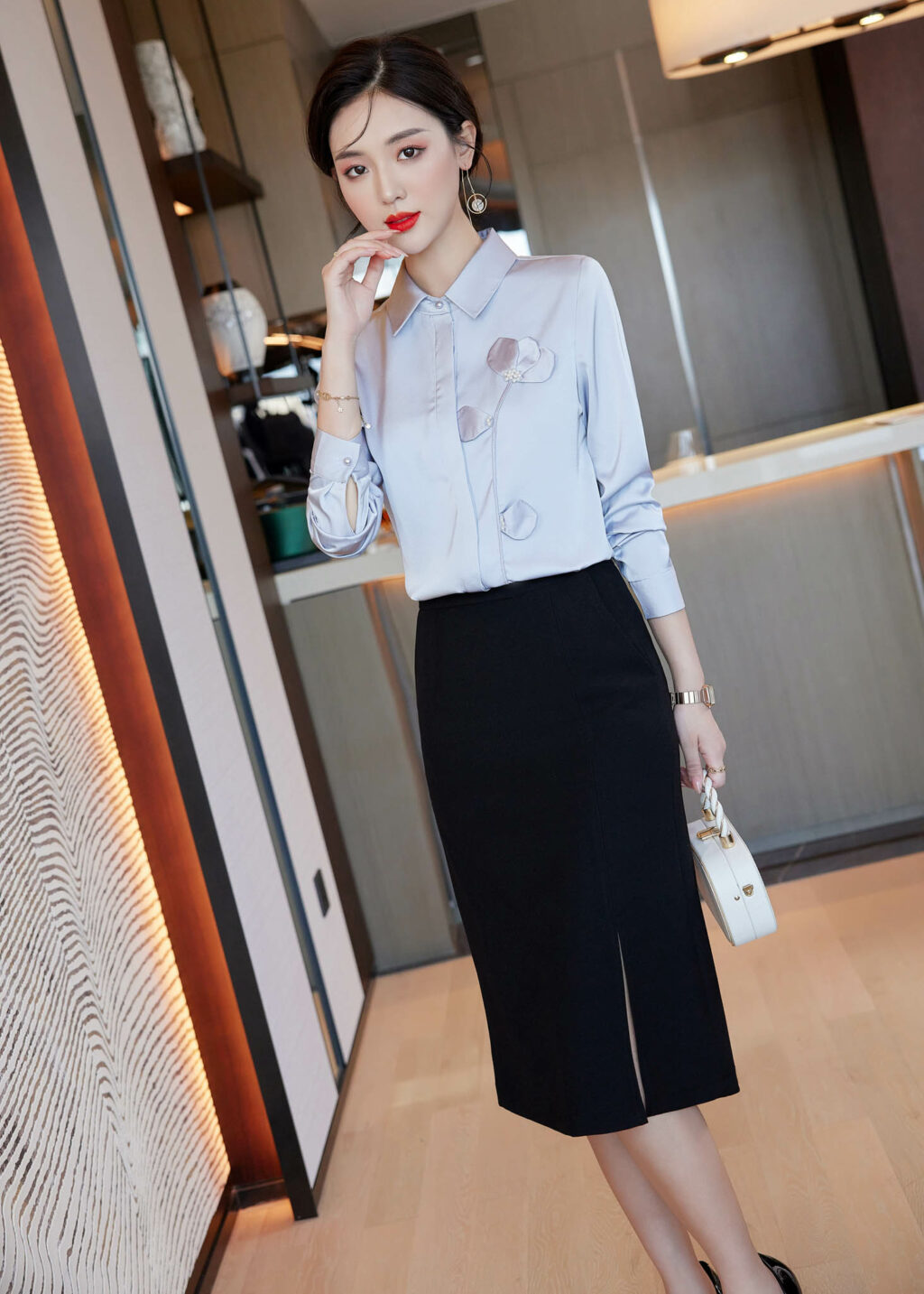 PN3373-6 เสื้อเชิ้ตทำงานผู้หญิงสีฟ้าคอปกแต่งดอกไม้แขนยาว