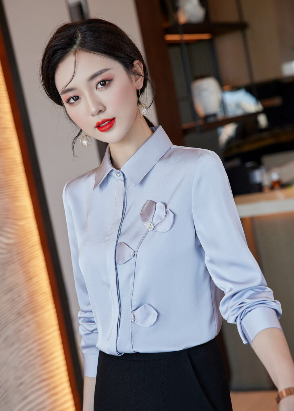PN3373-8 เสื้อเชิ้ตทำงานผู้หญิงสีฟ้าคอปกแต่งดอกไม้แขนยาว