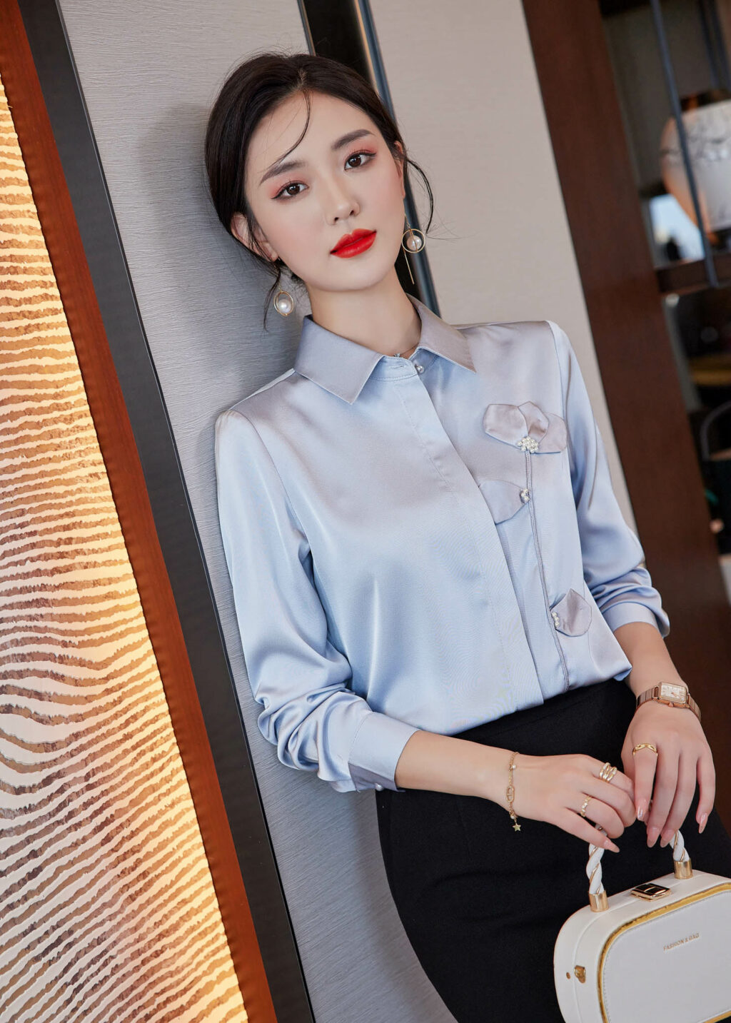 PN3373-9 เสื้อเชิ้ตทำงานผู้หญิงสีฟ้าคอปกแต่งดอกไม้แขนยาว