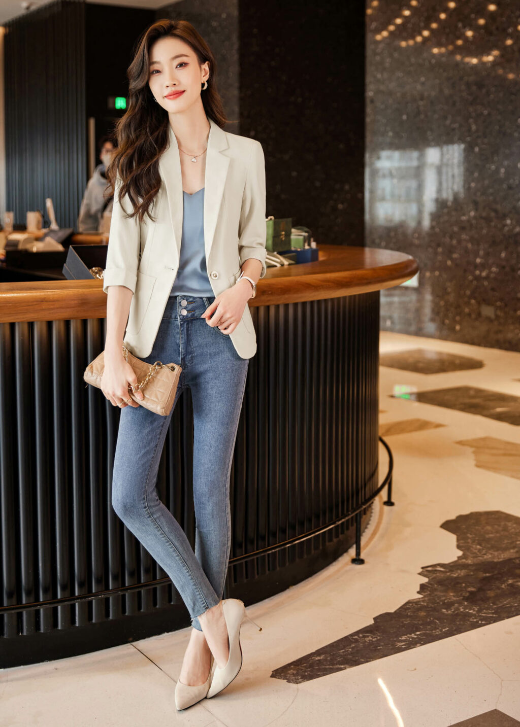 PN3411-1 เสื้อสูทเบลเซอร์ทำงานผู้หญิงสีเบจปกป้านแต่งกระเป๋าข้างแขนยาว
