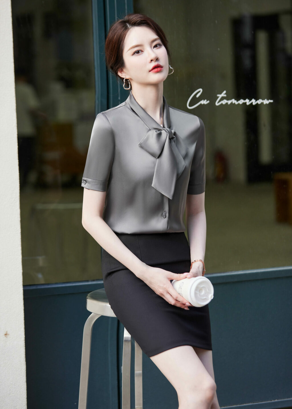 เสื้อเชิ้ตทำงานผู้หญิงสีเทาแต่งโบวแขนสั้น