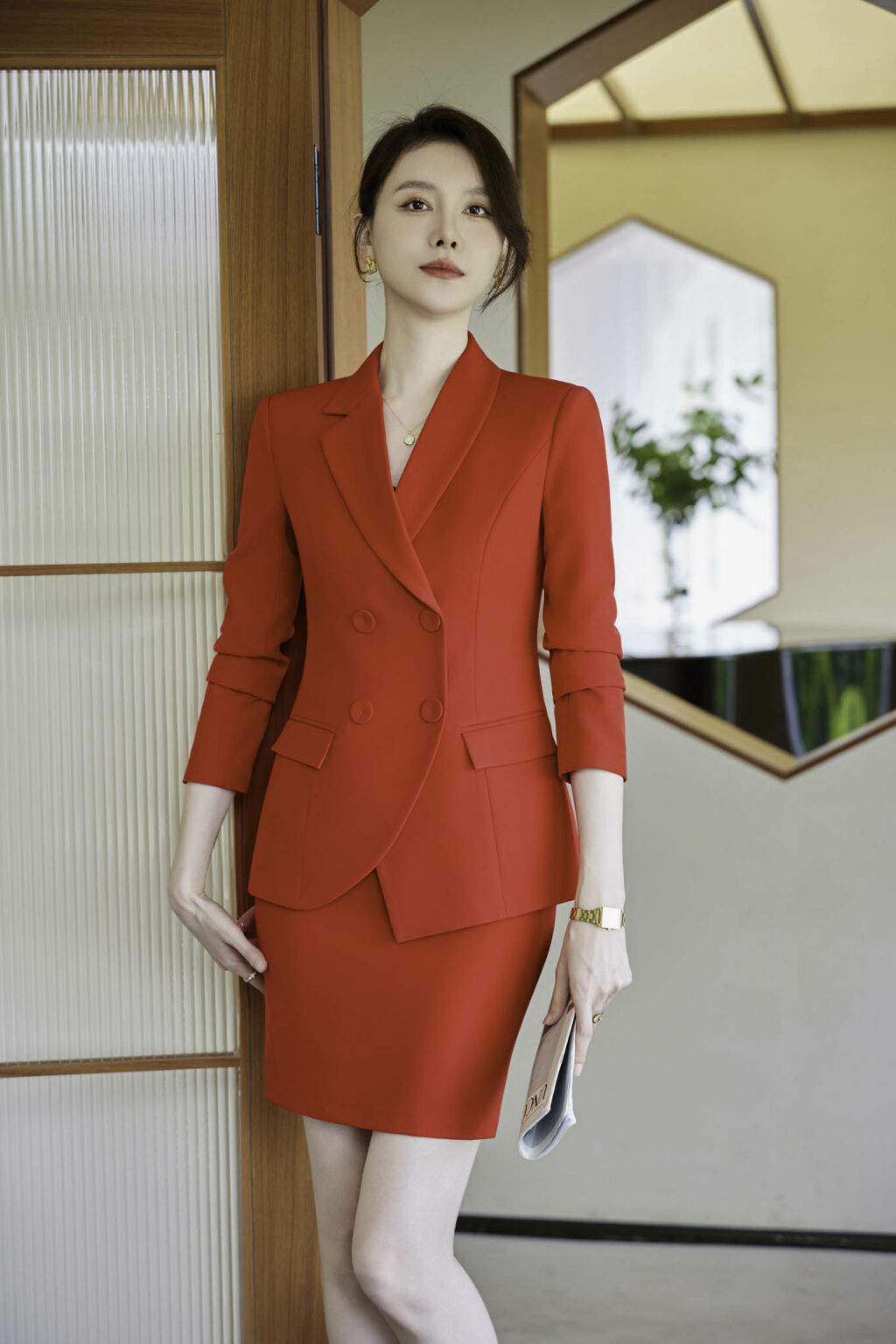 PN3620-8 ชุดสูททำงานผู้หญิงสีแดงปกป้านแต่งกระดุมแขนยาวมาพร้อมกระโปรง