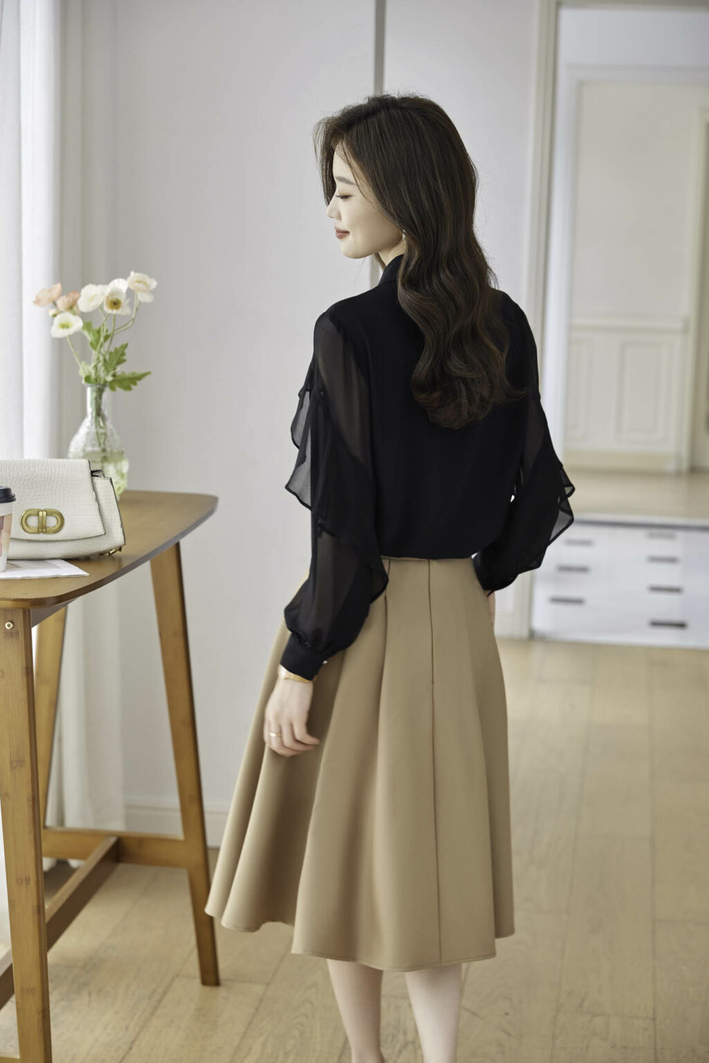 PN3648-10 เสื้อเชิ้ตทำงานผู้หญิงสีดำคอปกแต่งกระดุมแต่งแขนยาวซีทรู