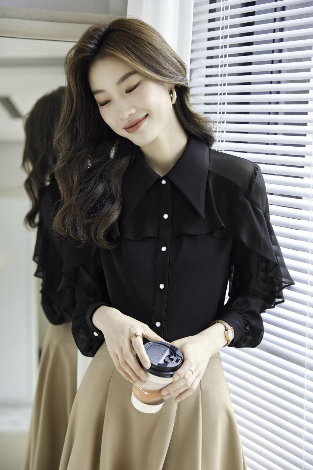 PN3648-6 เสื้อเชิ้ตทำงานผู้หญิงสีดำคอปกแต่งกระดุมแต่งแขนยาวซีทรู