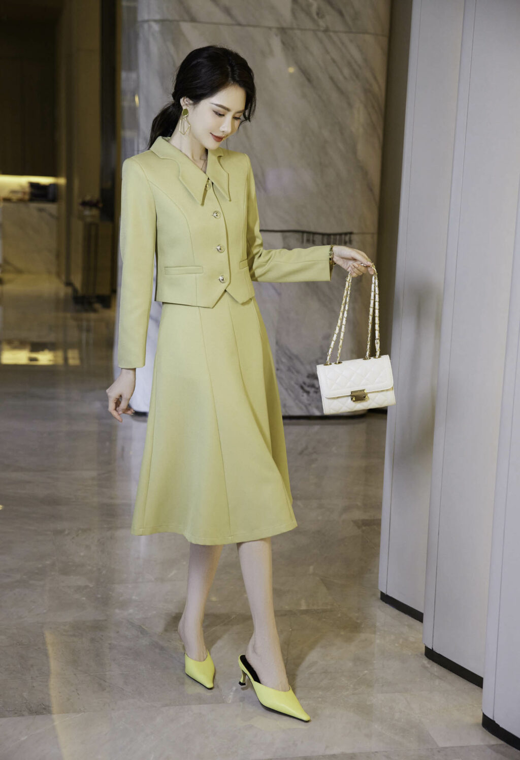 PN3668-11 ชุดสูททำงานผู้หญิงสีเหลืองปกป้านแต่งกระดุมแขนยาวมาพร้อมกระโปรงยาว
