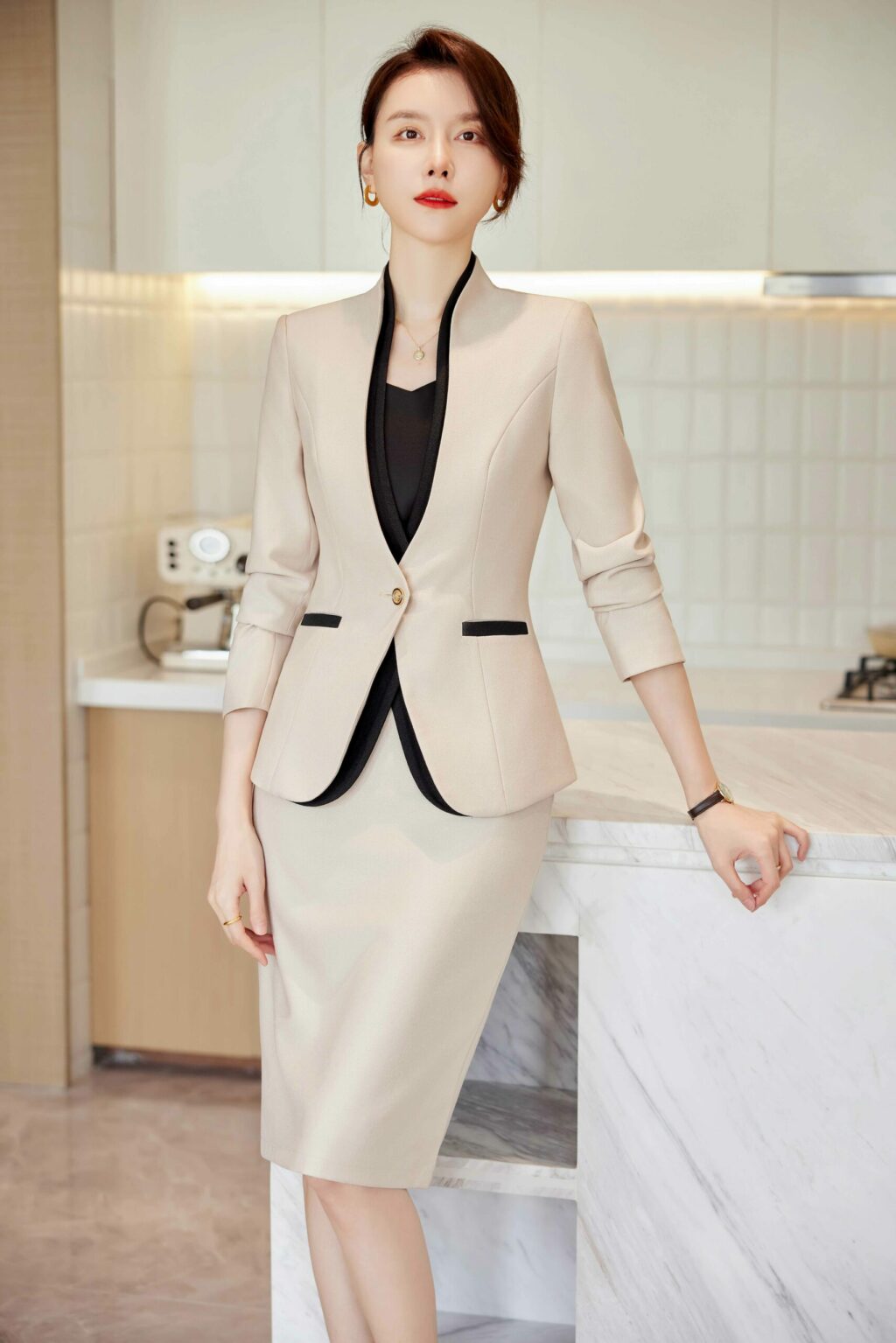 PN3708-10 ชุดสูททำงานผู้หญิงสีเบจแต่งขอบปกดำแขนยาวมาพร้อมกระโปรง