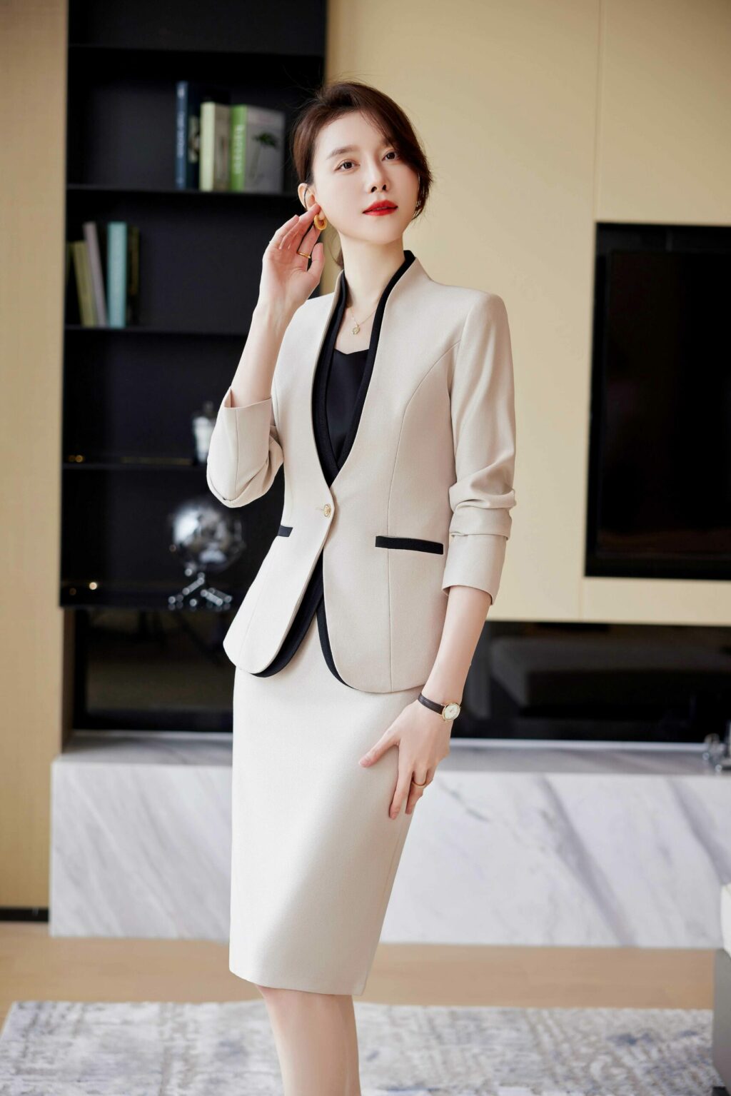 PN3708-4 ชุดสูททำงานผู้หญิงสีเบจแต่งขอบปกดำแขนยาวมาพร้อมกระโปรง