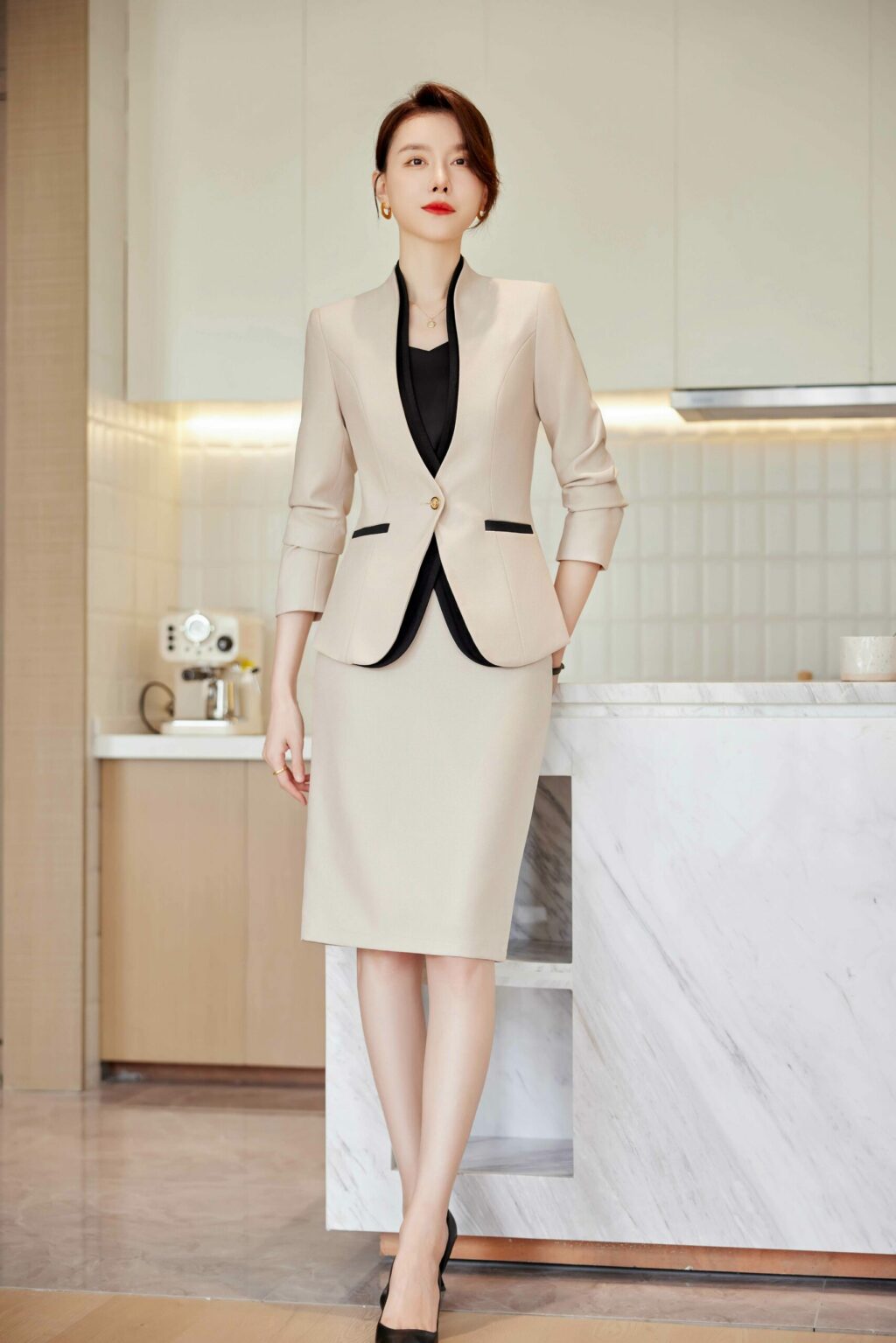 PN3708-9 ชุดสูททำงานผู้หญิงสีเบจแต่งขอบปกดำแขนยาวมาพร้อมกระโปรง