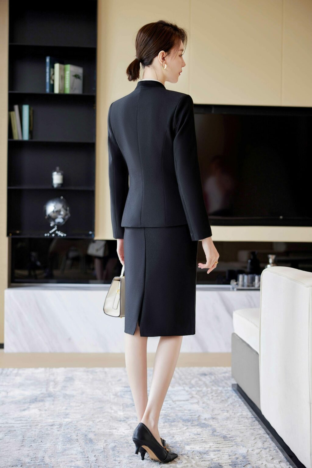 PN3709-11 ชุดสูททำงานผู้หญิงสีดำแต่งขอบปกเบจแขนยาวมาพร้อมกระโปรง