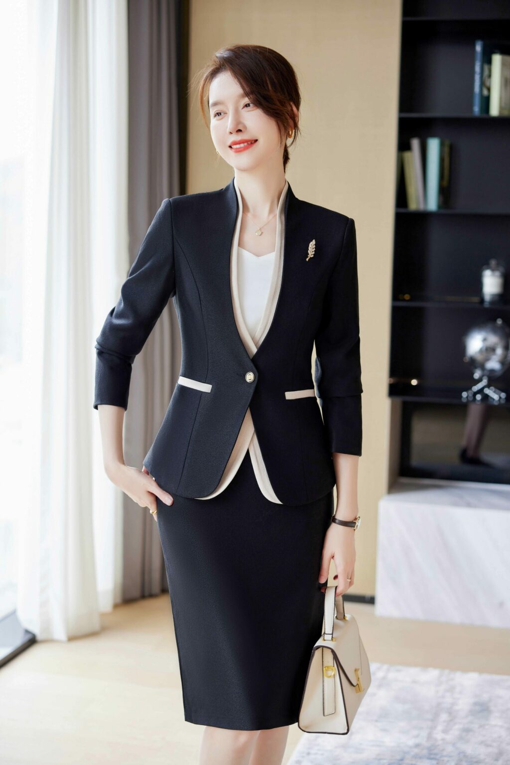 PN3709-5 ชุดสูททำงานผู้หญิงสีดำแต่งขอบปกเบจแขนยาวมาพร้อมกระโปรง